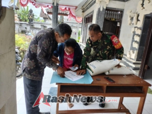 Babinsa Desa Kertha Buana  bersama Bhabinkamtibmas pantau pendistribusian bantuan beras CPP.