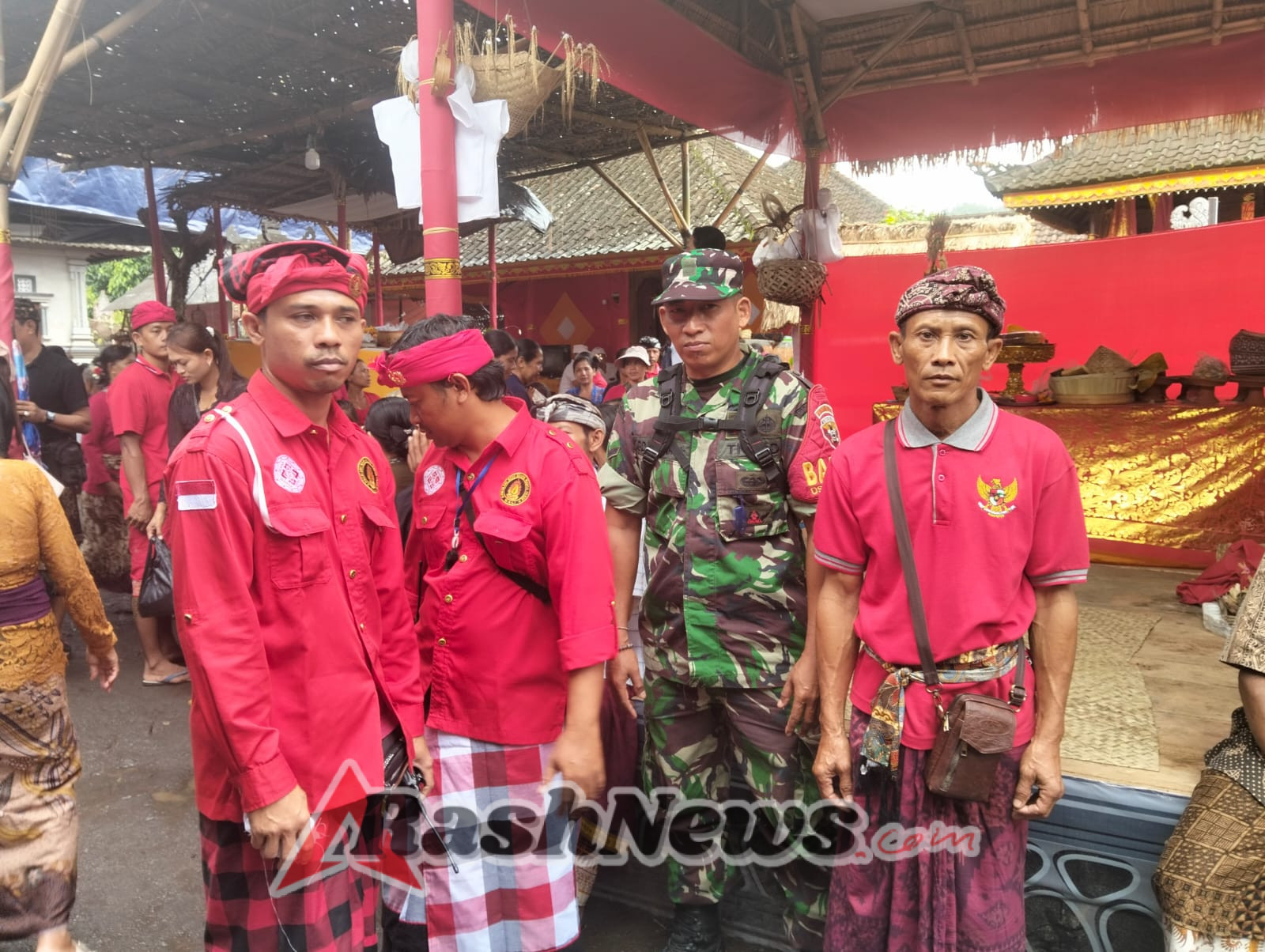 Babinsa 1623-04/Sidemen laksanakan pengamanan upacara Ngaben.