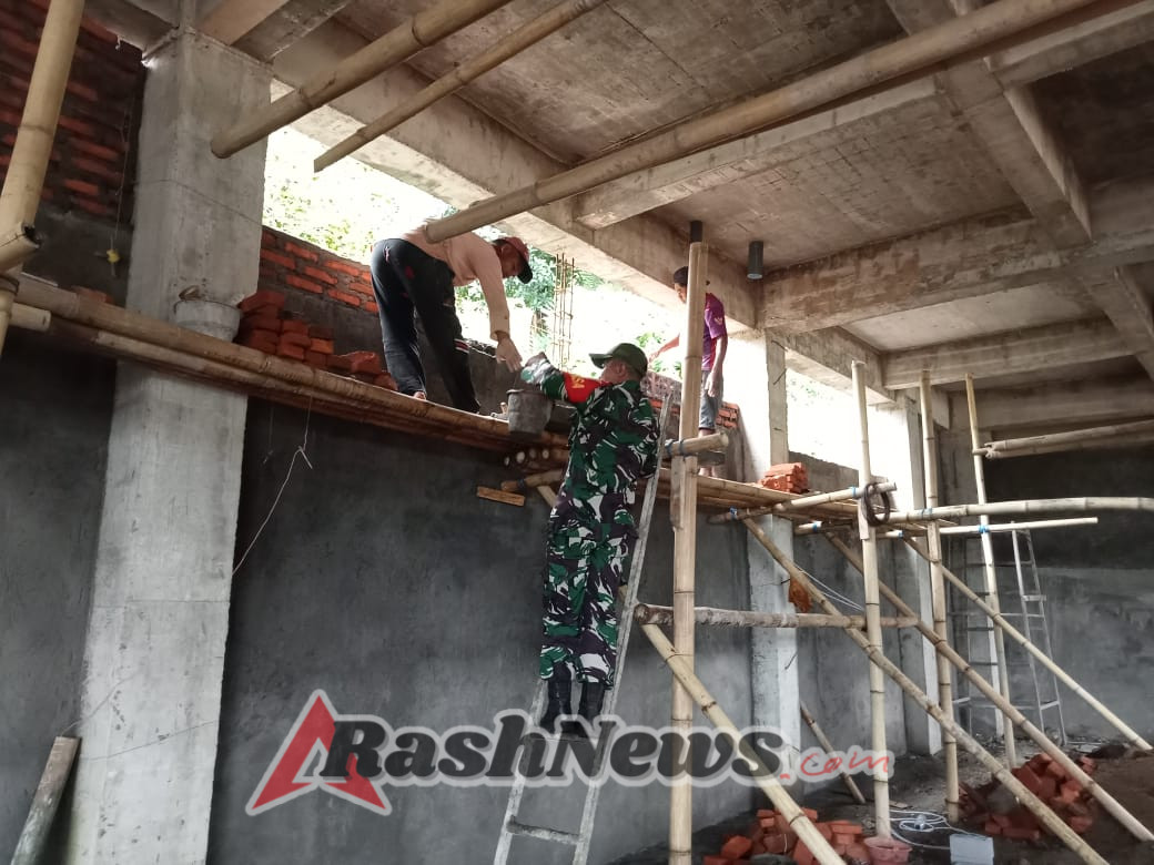 Babinsa Kodim 1602/Ende Perkuat Kamtibmas Lewat Monitoring dan Komsos di Desa Binaan