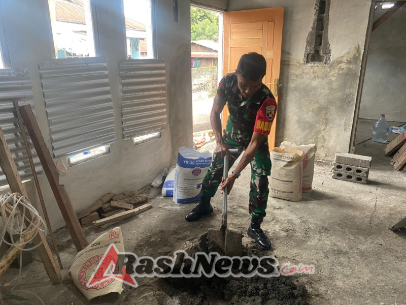 Karya Bakti Babinsa Koramil 1602-01/Ende Teguhkan Kemanunggalan TNI-Rakyat di Desa Kemo