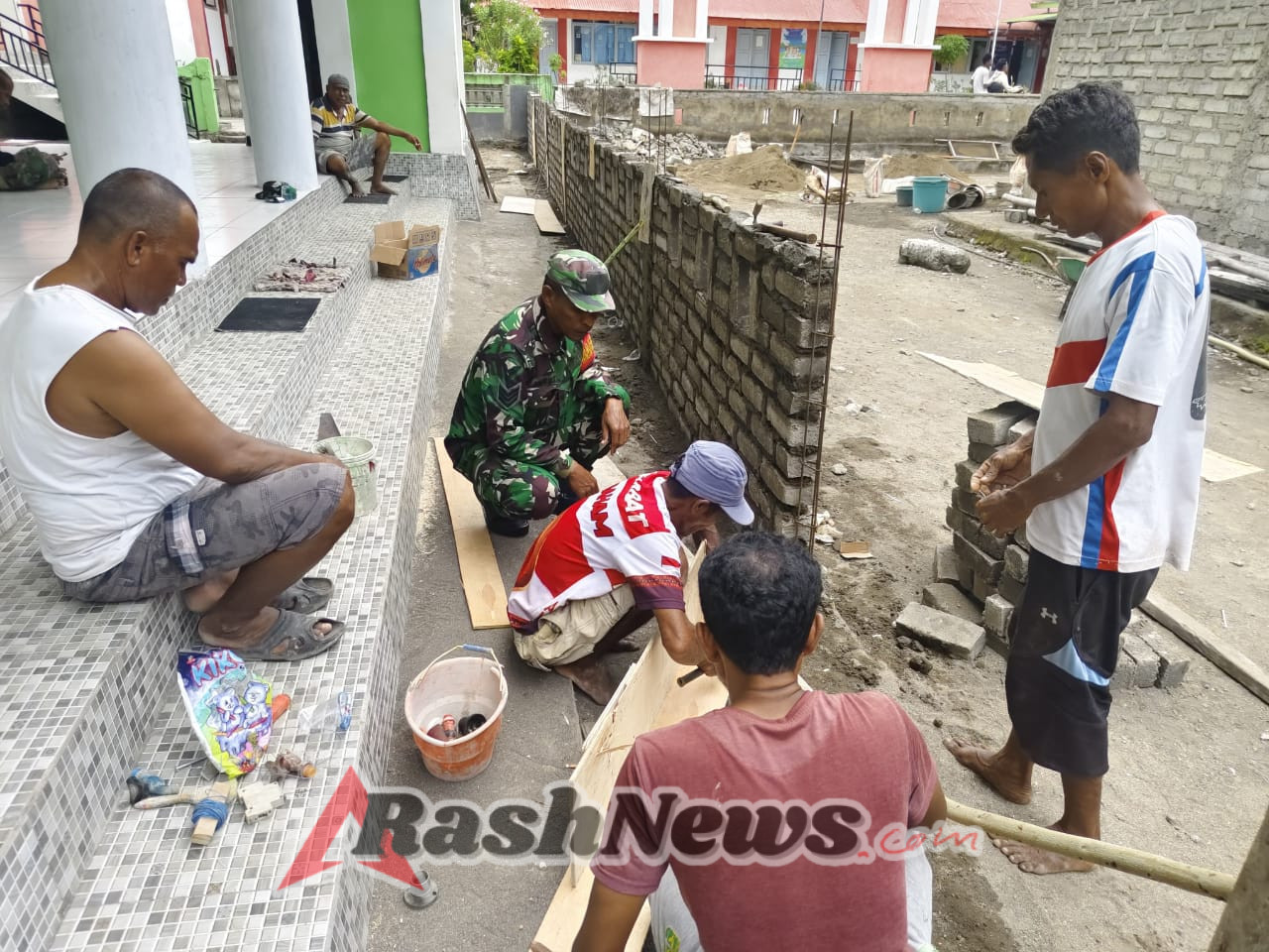 Karya Bakti Babinsa Koramil 1602-01/Ende Perkuat Kemanunggalan TNI-Rakyat di Desa Ndoriwoy