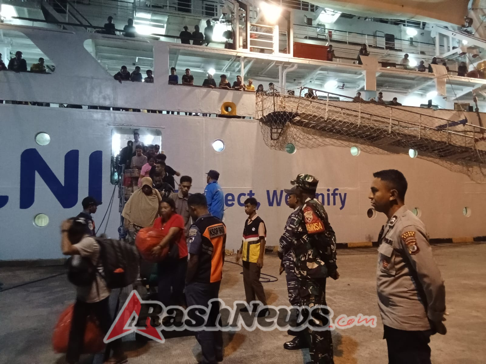 Babinsa Kodim 1602/Ende Bersama Aparat Gabungan Amankan Kedatangan Kapal KM BINAIYA di Pelabuhan IPPI