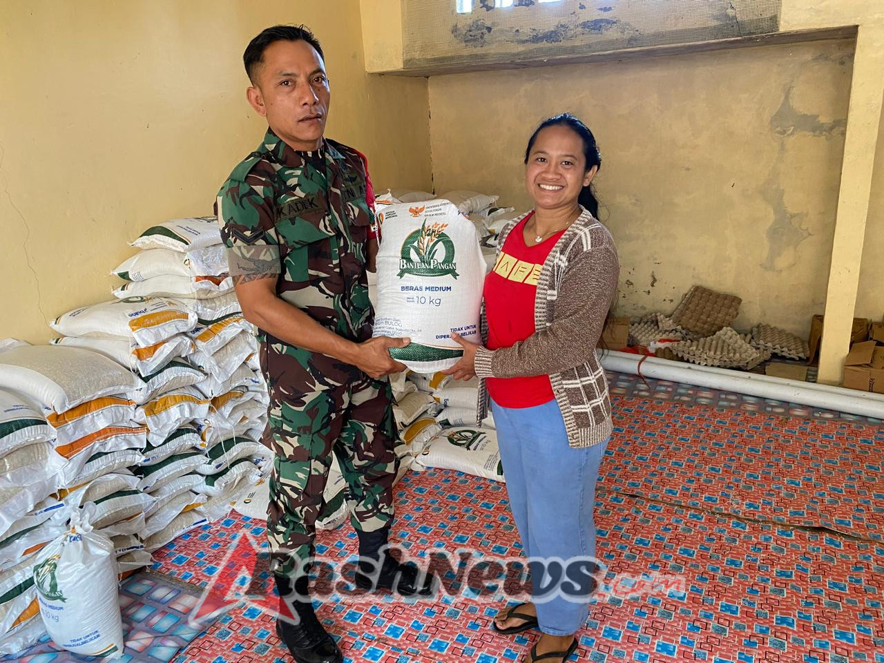Sinergi TNI dan Pemerintah, Warga Tigawasa Dapat Bantuan Beras 20 Kg