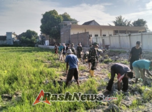 TNI dan Warga Bersihkan Akses Pemakaman yang Tertutup Reruntuhan