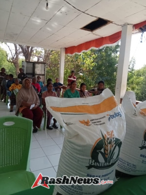 Kopda Faisal Dampingi Pendistribusian Bantuan Beras Di Desa Kolisia B.