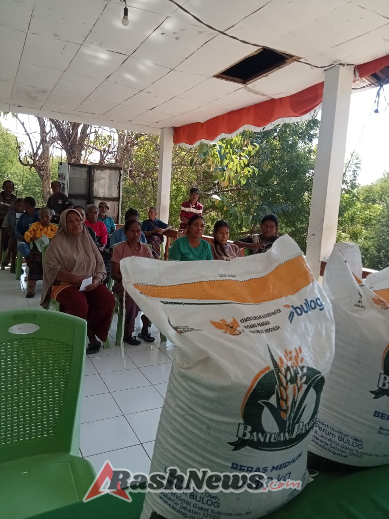 Kopda Faisal Dampingi Pendistribusian Bantuan Beras Di Desa Kolisia B.