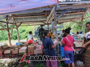 Babinsa Koramil 1602-04/Maurole Pantau Keamanan dan Lakukan Komsos di Pasar Desa Detukeli