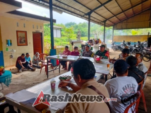 Bhabinkamtibmas Desa Pangkungkarung Ikuti Rapat Pertanggungjawaban TPS3R.