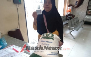 Bulog Salurkan Bantuan Beras Pangan kepada Warga Desa Dauh Puri Klod