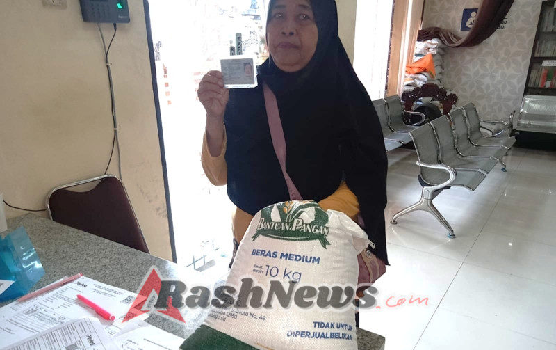 Bulog Salurkan Bantuan Beras Pangan kepada Warga Desa Dauh Puri Klod