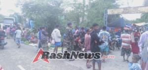 Babinsa Koramil 1621-04/Amanatun Utara Pantau Pasar Mingguan di Desa Hoineno