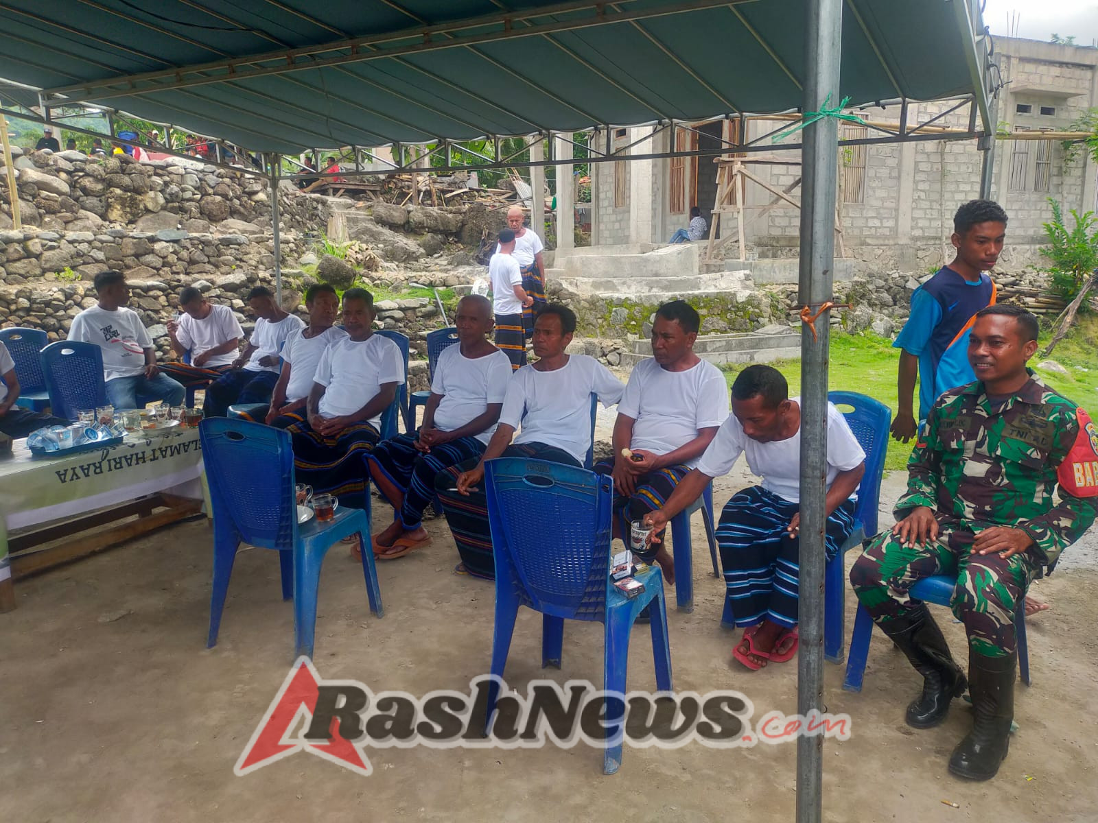 Sinergi TNI-Rakyat, Babinsa 1602/02 Monitoring Wilayah di Kecamatan Ndori