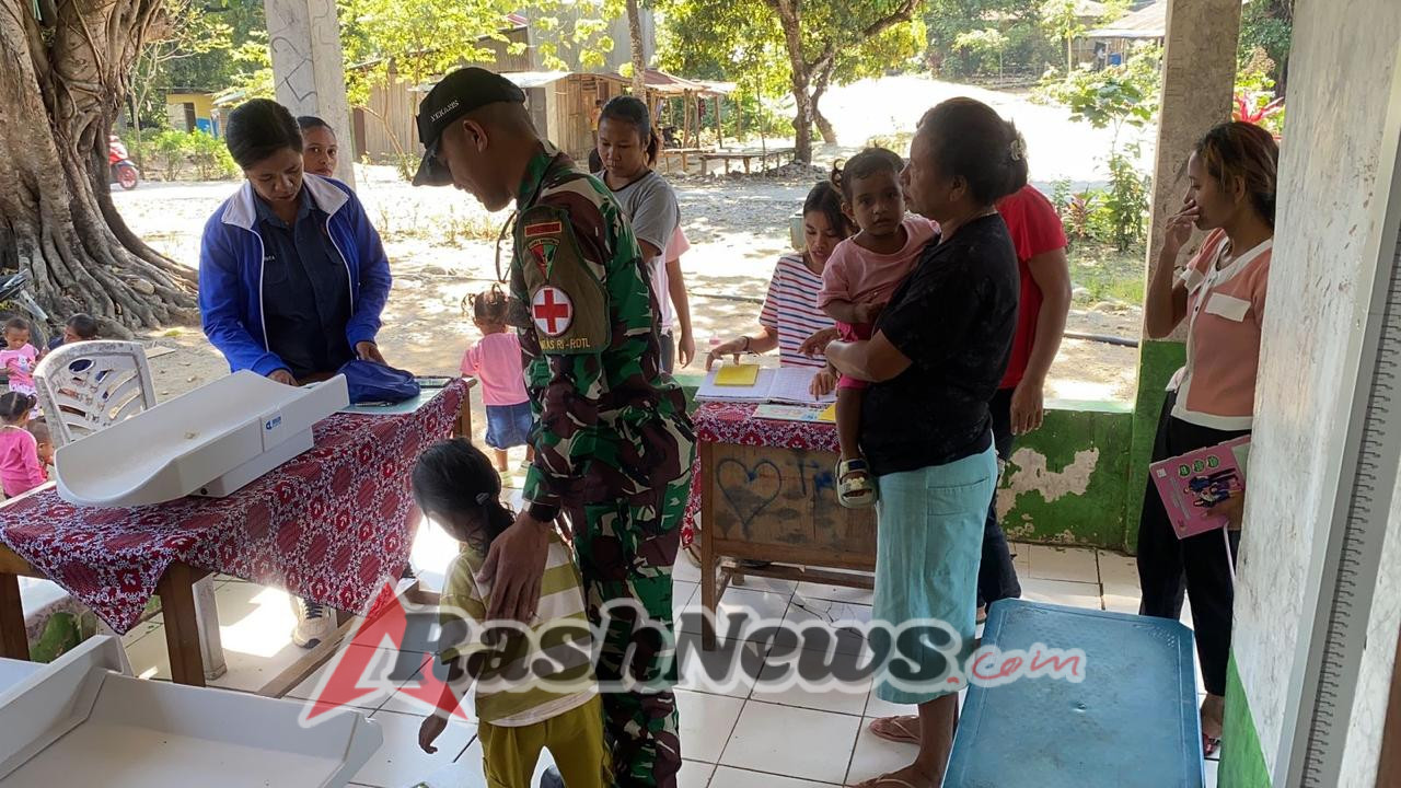 Bagikan Bubur Kacang, Satgas Pos Nunura Dukung Kegiatan Posyandu di Desa Tohe
