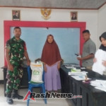 Babinsa Koramil 1608-03 Sape Aktif Lindungi Masyarakat Lewat Pengawalan Bantuan Pangan