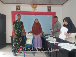 Babinsa Koramil 1608-03 Sape Aktif Lindungi Masyarakat Lewat Pengawalan Bantuan Pangan