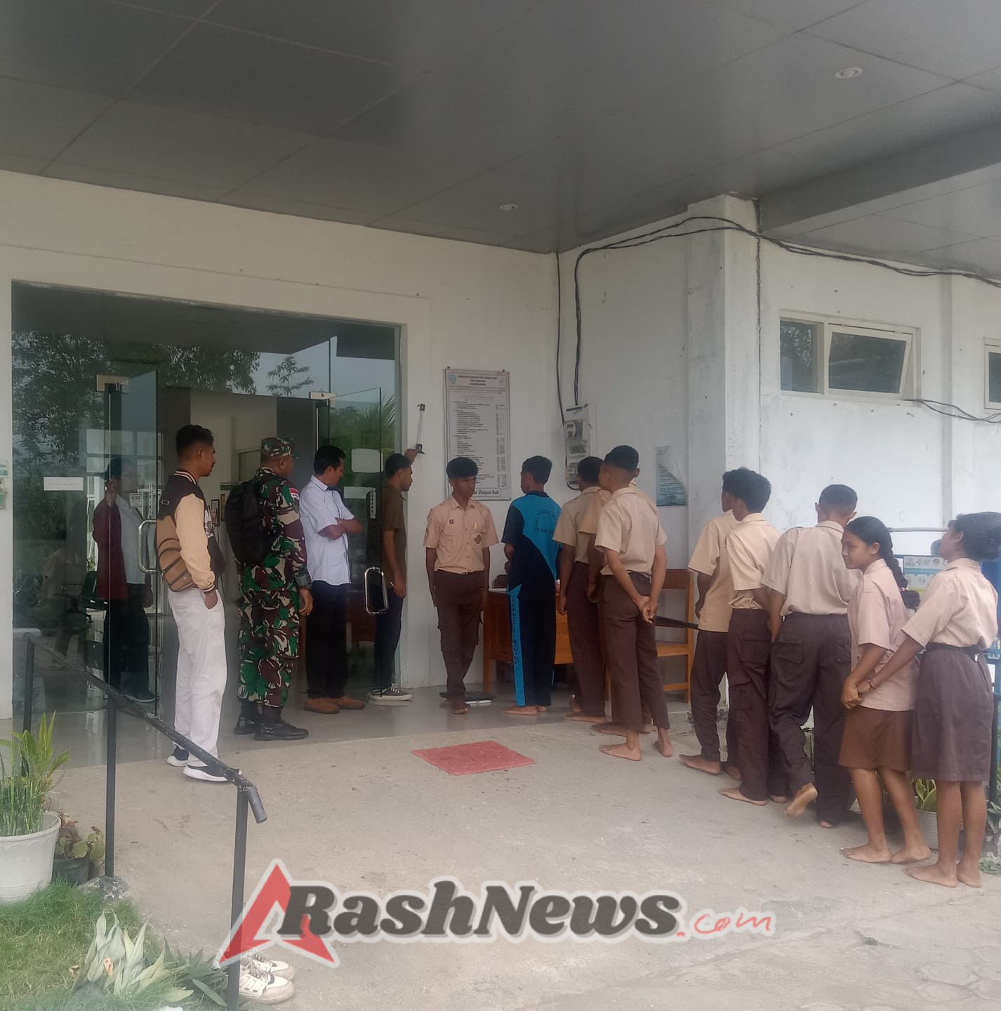 Paskibra Kecamatan Bikomi Tengah Jalani Pemeriksaan Kesehatan, Babinsa Koramil 1618-01/Miotim Turut Kawal