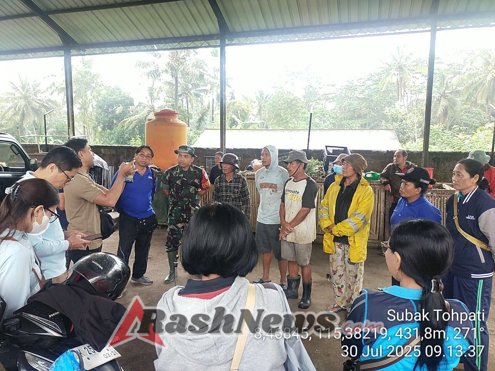 Kendalikan Hama Padi, Penyaluran Bantuan Pestisida Dikawal Babinsa Tohpati