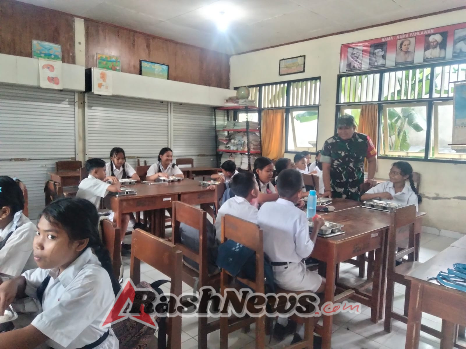 Pastikan MBG Aman Dan Lengkap, Babinsa Koramil Klungkung Beri Pendampingan