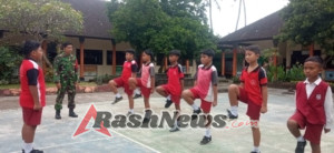 Bangun Mental Dan Kekompakan Jelang Lomba, Babinsa Pesinggahan Turun Latih SDN 1 Pesinggahan