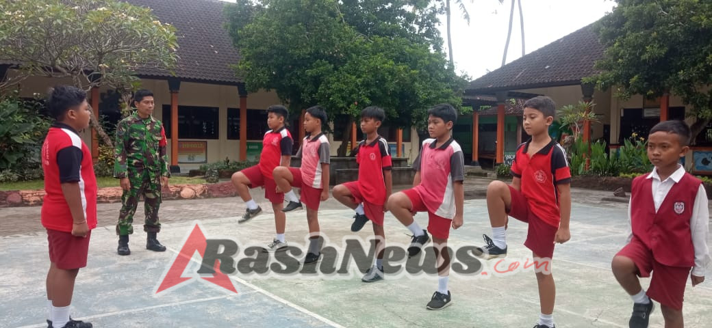 Bangun Mental Dan Kekompakan Jelang Lomba, Babinsa Pesinggahan Turun Latih SDN 1 Pesinggahan
