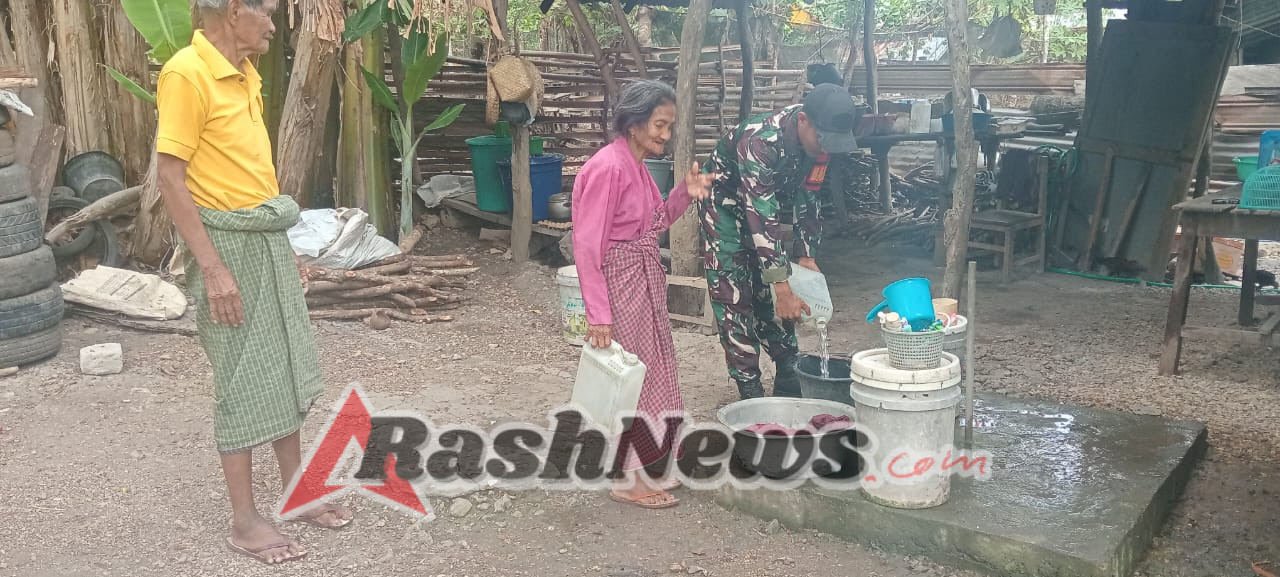 Peduli Kepada Warga Binaan Babinsa Bantu Mengambil Air