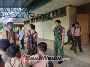 Jalin Kedekatan dengan Pelajar, Babinsa Koramil 1602-01 Gelar Komsos di Mautapaga