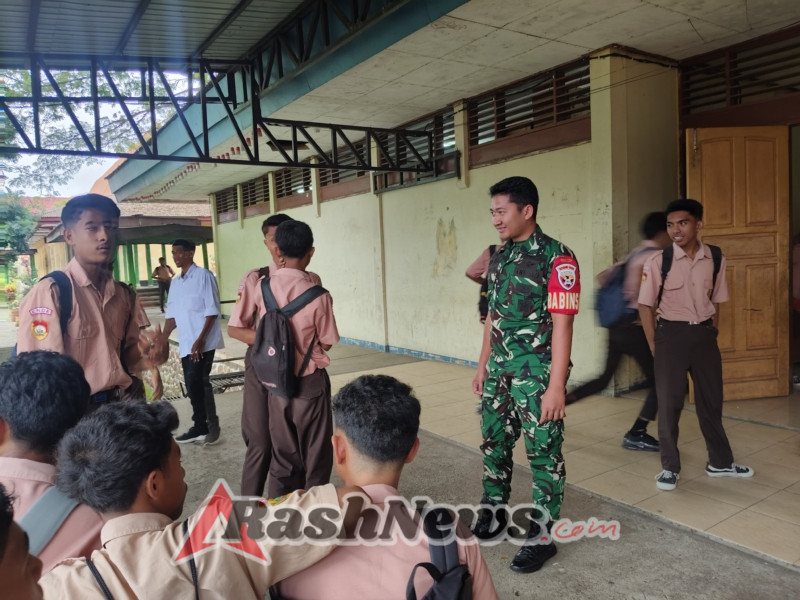 Jalin Kedekatan dengan Pelajar, Babinsa Koramil 1602-01 Gelar Komsos di Mautapaga