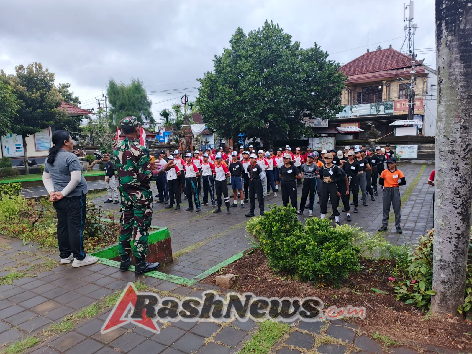 Babinsa 1623-01/Karangasem latihkan materi PBB siswa-siswi SMP N 5 Amlapura