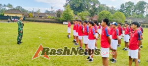 Dukung persiapan lomba gerak jalan, Babinsa 1623-03/Rendang latihkan PBB siswa-siswi SMP N 1 Rendang.