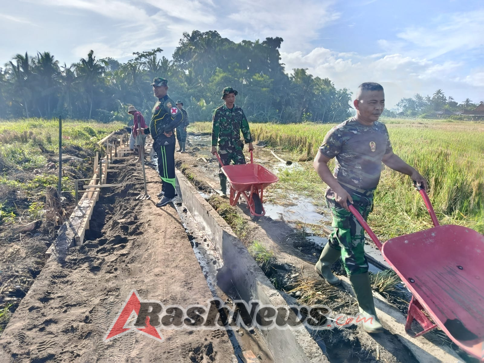 Kompak Bangun Jalan Tani, Babinsa dan Tokoh Adat Jadi Penggerak Gotong Royong