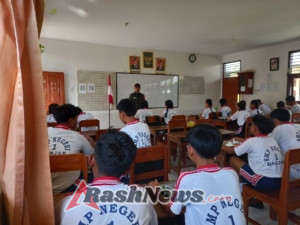 Didampingi Babinsa, Siswa SMP N 1 Banjar Nikmati Makan Bergizi Gratis dari Dapur BGN Dencarik