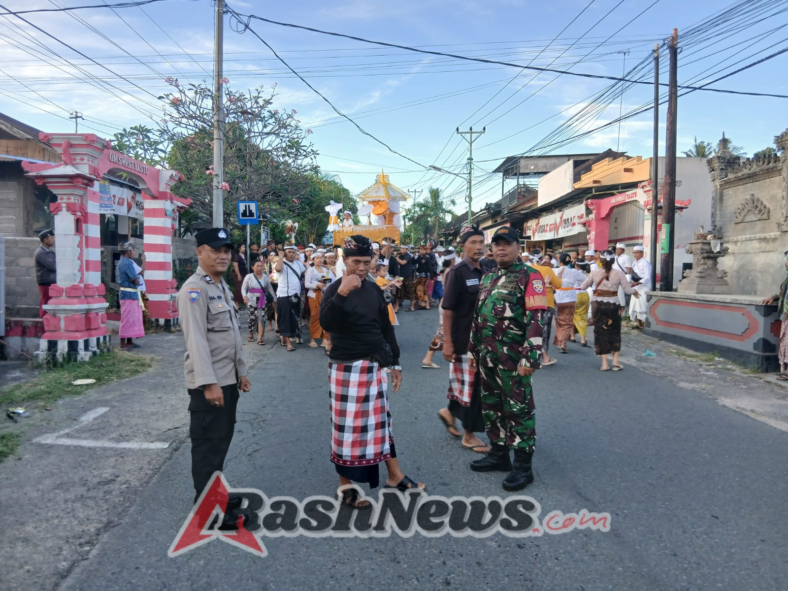 Kompak, Babinsa, Bhabinkamtibmas, dan Pecalang Bersatu Kawal Kekhidmatan Upacara Ngaben di Rangdu