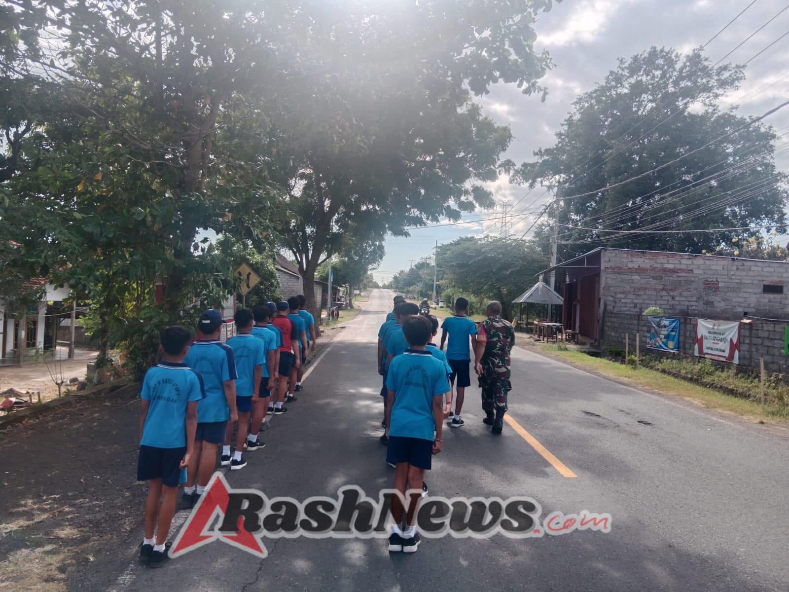 Serma Putu Widiada Latih Disiplin PBB 34 Pelajar SMPN Satap Satu Sumberklampok