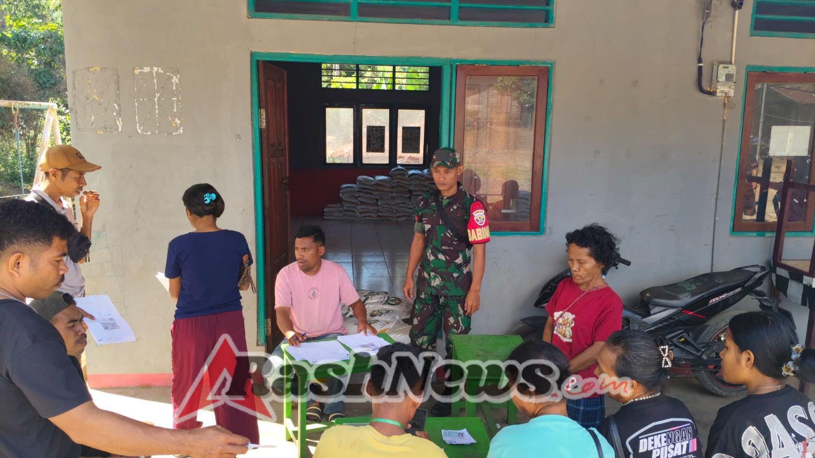 TNI Hadir di Tengah Rakyat: Babinsa Amankan Distribusi Bantuan Beras