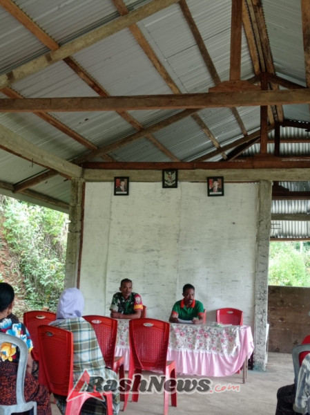 Babinsa Koramil Maurole Awasi Penyaluran Bantuan Beras Pemerintah di Desa Je’o Du’a