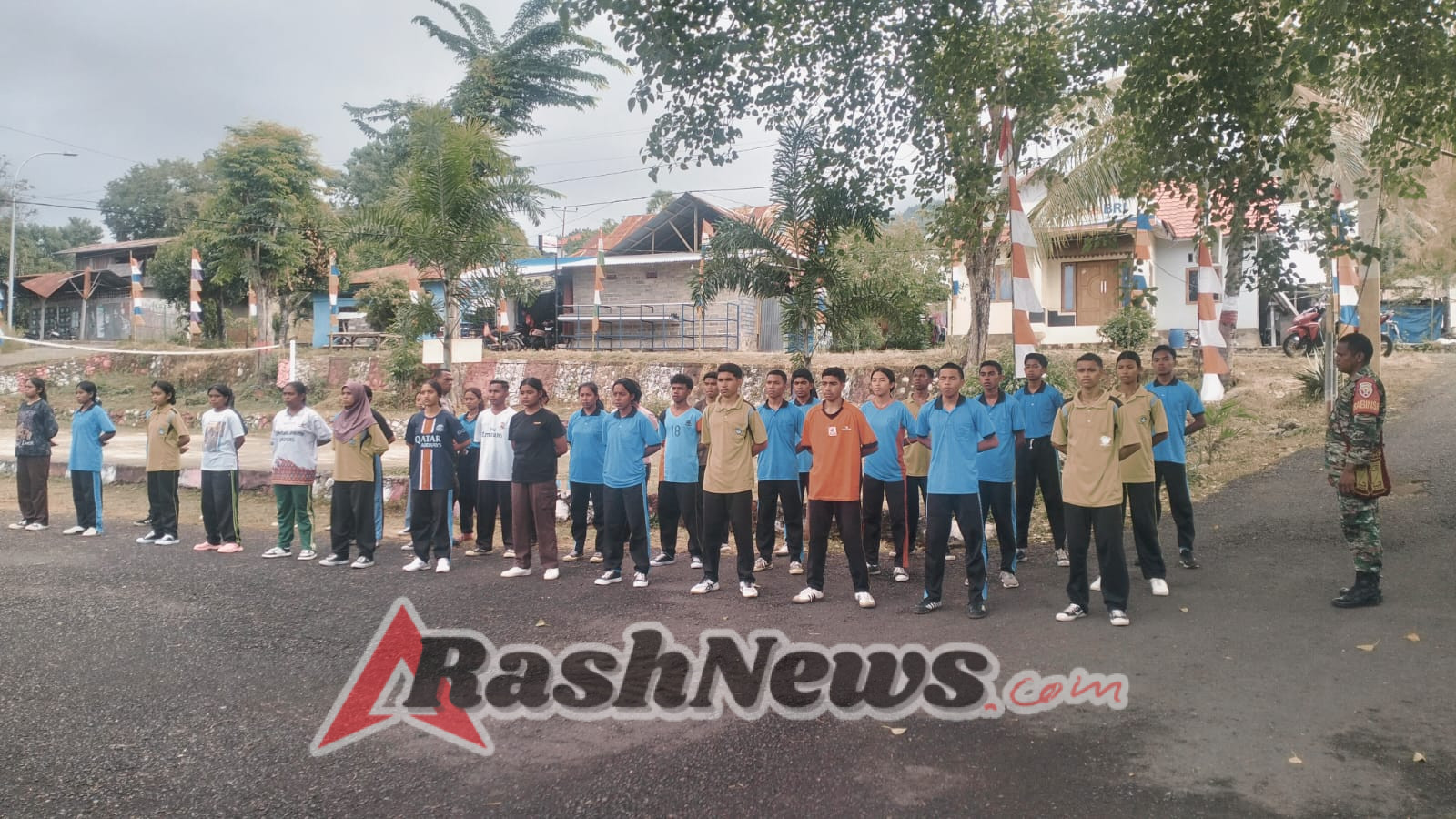 Babinsa dan Bhabinkamtibmas Ileboleng latih siswa Paskibra sambut HUT RI ke-80