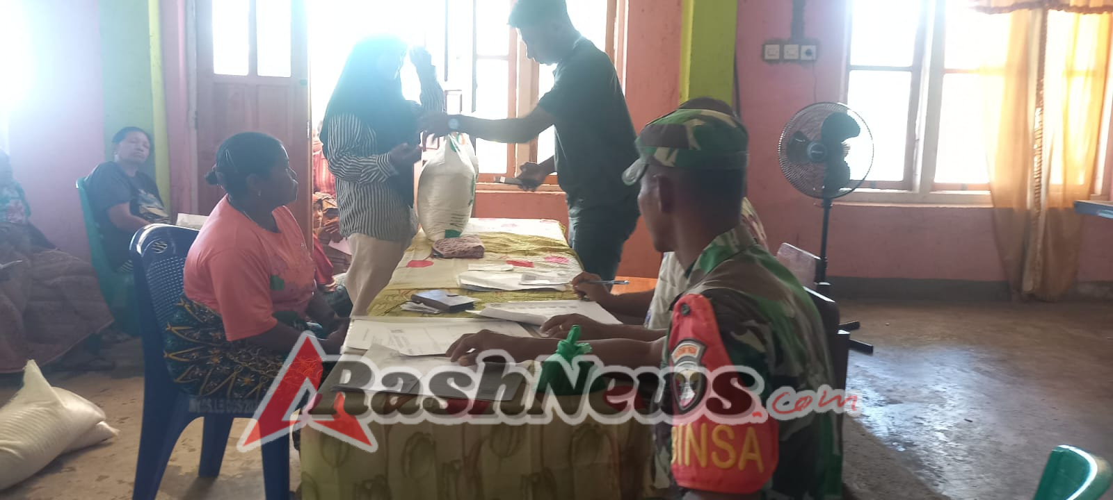 TNI Hadir di Tengah Masyarakat, Babinsa Dampingi Distribusi Bantuan Pangan