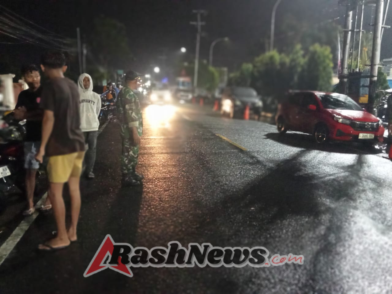 Sertu Sony dan Polisi Tingkatkan Keamanan dan Kelancaran Lalu Lintas Menjelang Pertandingan di Stadion Marilonga-Ende