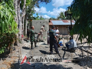 Babinsa Koramil 1618-04/Bisel Bersama Warga Desa Lanaus Dirikan Tower Air untuk Penampungan