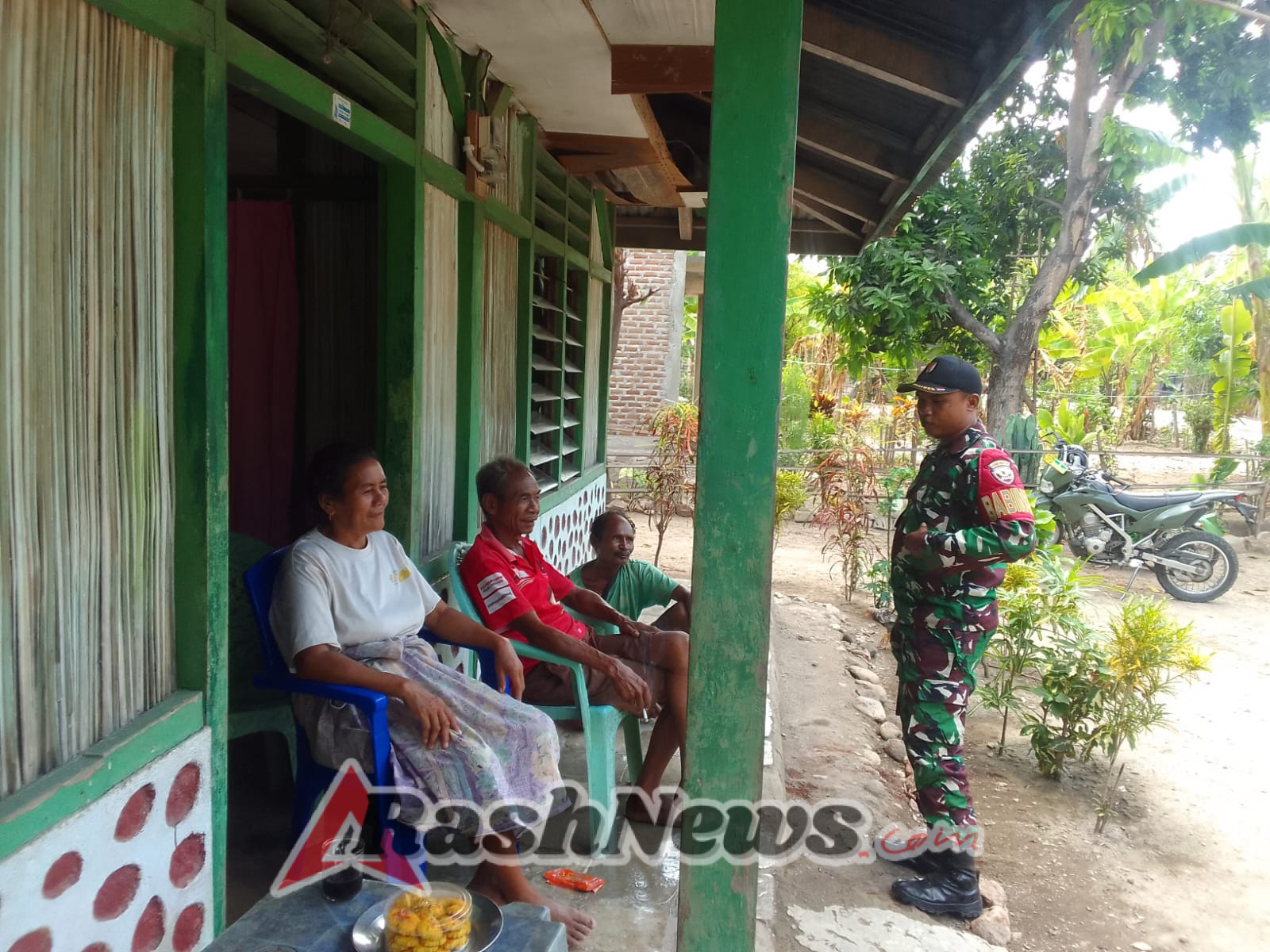 Babinsa Koramil 1618-03/Insut Tingkatkan Komsos dengan Warga Desa Fafinesu A