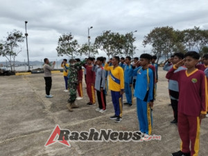 Persiapan HUT RI ke-80,Anggota Posramil Langgudu Latih Paskibra Tingkat Kecamatan Langgudu