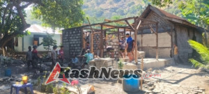 Sinergi TNI dan Warga, Satgas TMMD Bangun Kembali Rumah Ibu Martina Sarileba di Kiraman