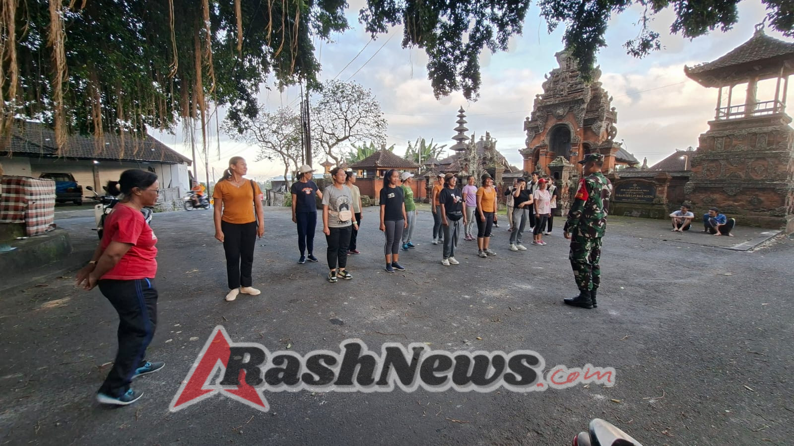 Puluhan Emak-Emak PKK Manduang Digembleng Babinsa