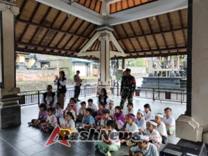 Babinsa Selisihan Apresiasi Program Goes To School KKN Unud