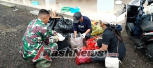 Lestarikan Tradisi Warisan Leluhur, Babinsa Nyalian Pelopori Bersih Sampah Melalui Gotong Royong