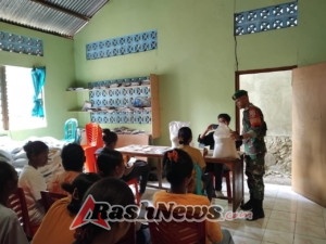 Babinsa Koramil 02/Talibura Dampingi Penyaluran Bantuan Beras Bulog Tahun 2025