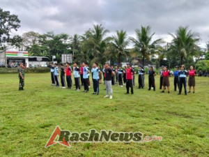 Babinsa 1623-07/Bebandem latihkan PBB siswa-siswi SMKN 1 Bebandem dalam rangka persiapan lomba gerak jalan.