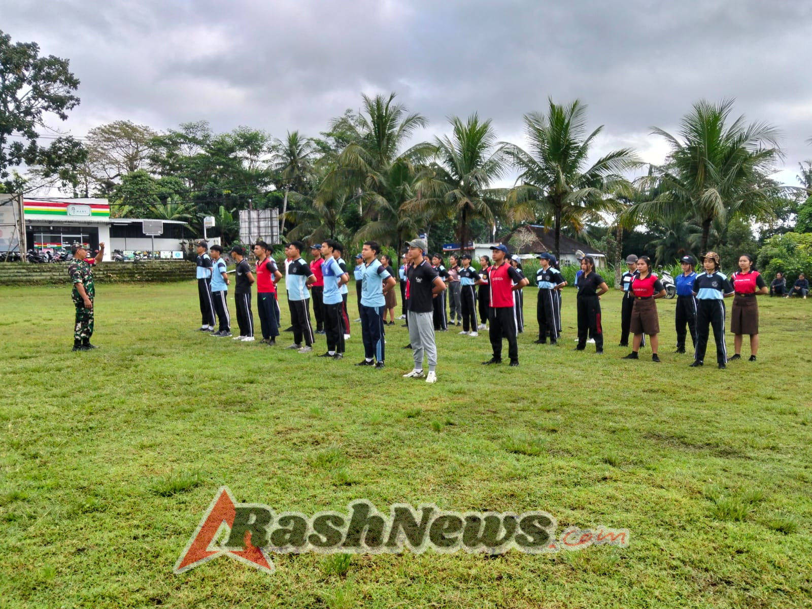 Babinsa 1623-07/Bebandem latihkan PBB siswa-siswi SMKN 1 Bebandem dalam rangka persiapan lomba gerak jalan.