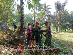 Gotong Royong Babinsa Desa Aik Bual: Membuka Akses Baru untuk Kemajuan Ekonomi Warga