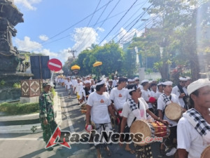Babinsa 1623-01/Karangasem Amankan Upacara Melasti di Pura Manik Baingin Banjar Adat Kenanga